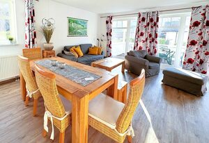Strandresidenz Juliusruh Fewo 10 - Balkon, 2 SZ – Familienfreundliche 3-Zimmer-Ferienwohnung mit Balkon nahe Strand Schaabe