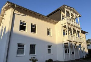 Strandresidenz Juliusruh Fewo 10 - Balkon, 2 SZ – Familienfreundliche 3-Zimmer-Ferienwohnung mit Balkon nahe Strand Schaabe